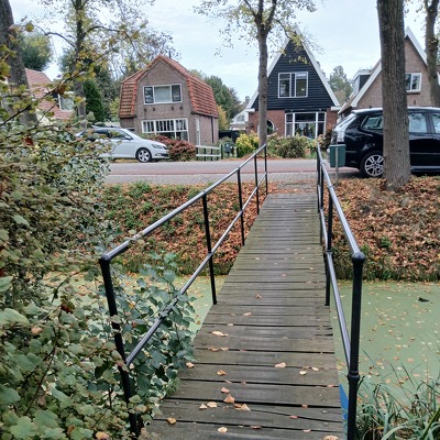 onze brug over de sloot moet nieuwe ondersteuning krijgen. De oude is doorgerot en omgevallen