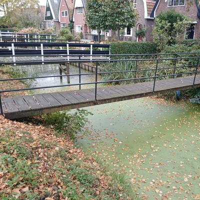 onze brug over de sloot moet nieuwe ondersteuning krijgen. De oude is doorgerot en omgevallen