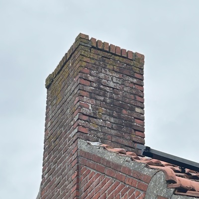 Er moeten 2 schoorstenen worden verwijderd en daarna het dak weer dicht maken na plaatsing van een ventilatie pijp.