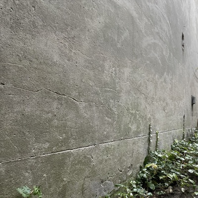 Uitgraven van 30 strekkende meter rondom hoekhuis. Ongeveer 1,5 m diep. Buitenmuur impregneren tegen doorslaand grondwater in souterrain