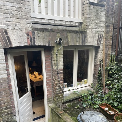 Uitgraven van 30 strekkende meter rondom hoekhuis. Ongeveer 1,5 m diep. Buitenmuur impregneren tegen doorslaand grondwater in souterrain