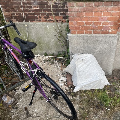 Uitgraven van 30 strekkende meter rondom hoekhuis. Ongeveer 1,5 m diep. Buitenmuur impregneren tegen doorslaand grondwater in souterrain