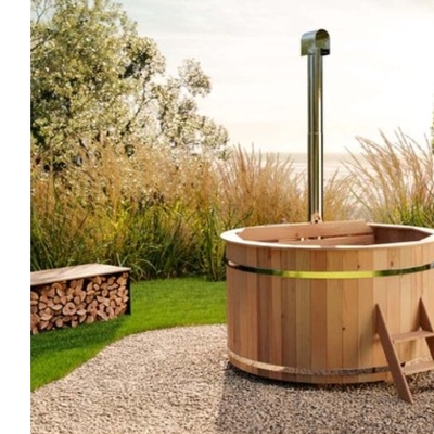 Een houten hottub van circa 180kg moet over de garage worden gehesen om zo in de tuin te komen staan. De garage is via een pad (autobreed) te bereiken.